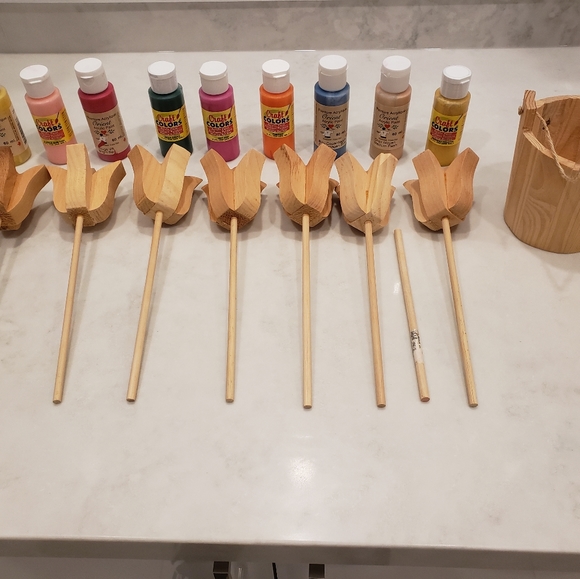7 wooden tulips and wooden bucket with 9 acrylic 2 fl oz colours - Picture 7 of 9